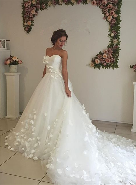Sweetheart Neck Chapel Train Wedding Dresses 3D-Floral Lace Appliques Bridal Gowns Online
