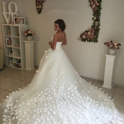 Sweetheart Neck Chapel Train Wedding Dresses 3D-Floral Lace Appliques Bridal Gowns Online_3